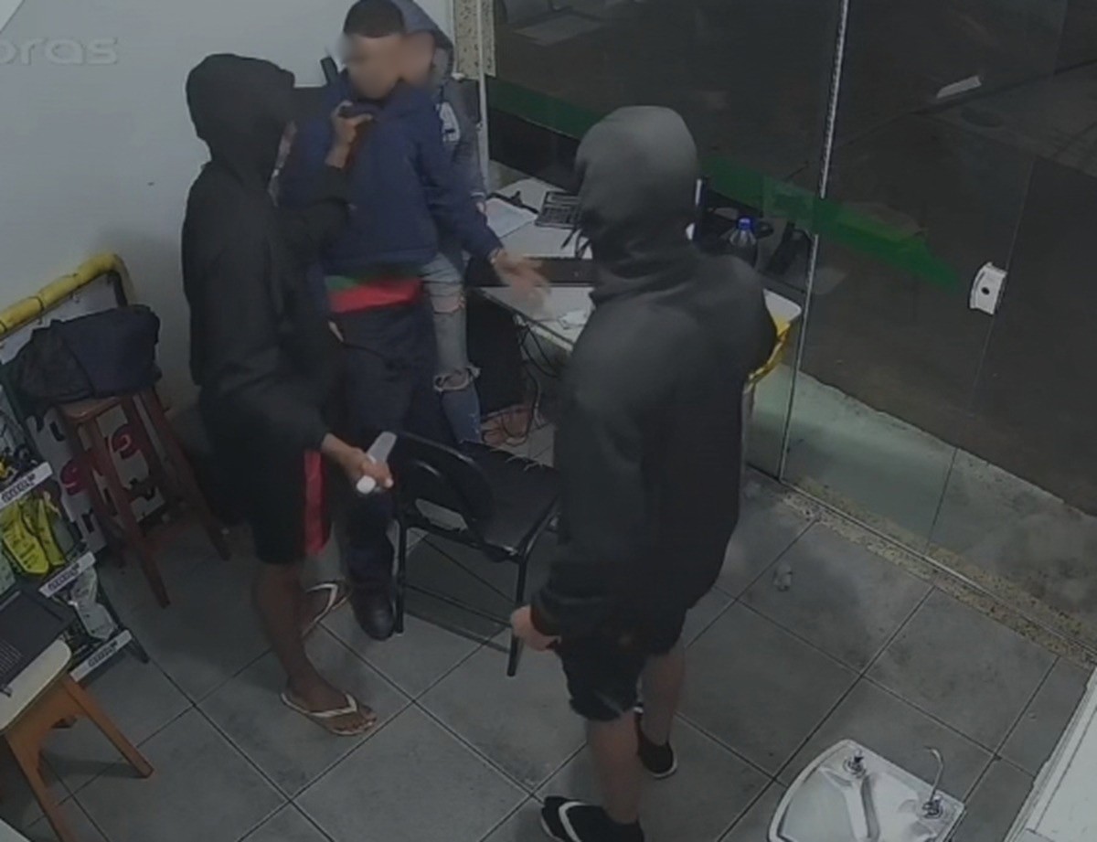 Trio armado com facão invade posto e ameaça frentistas em Teresópolis