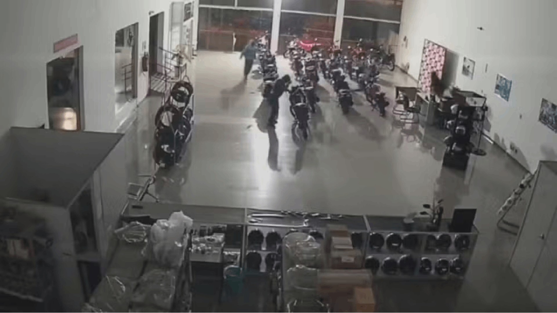 Grupo quebra fachada de concessionária e furta mais de R$ 3 mil em capacetes em Pederneiras; VÍDEO