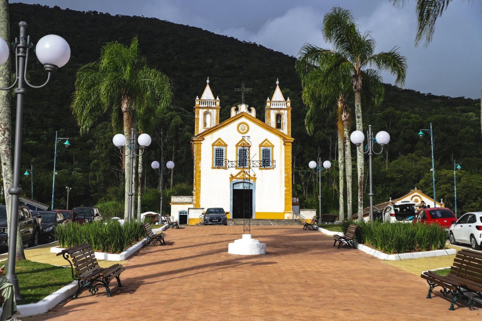 Praça histórica do Ribeirão da Ilha é revitalizada