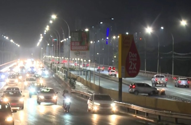 VÍDEO: carro bate em mureta da ponte da Av. Frei Serafim e roda na pista; TV Clube flagrou acidente