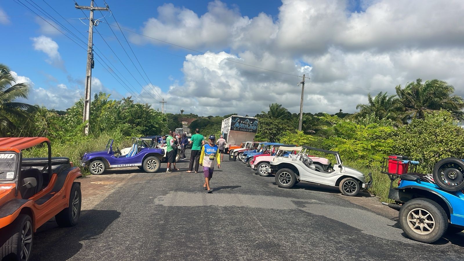 Bugueiros interditam trecho da PB-008 durante protesto no Litoral Sul