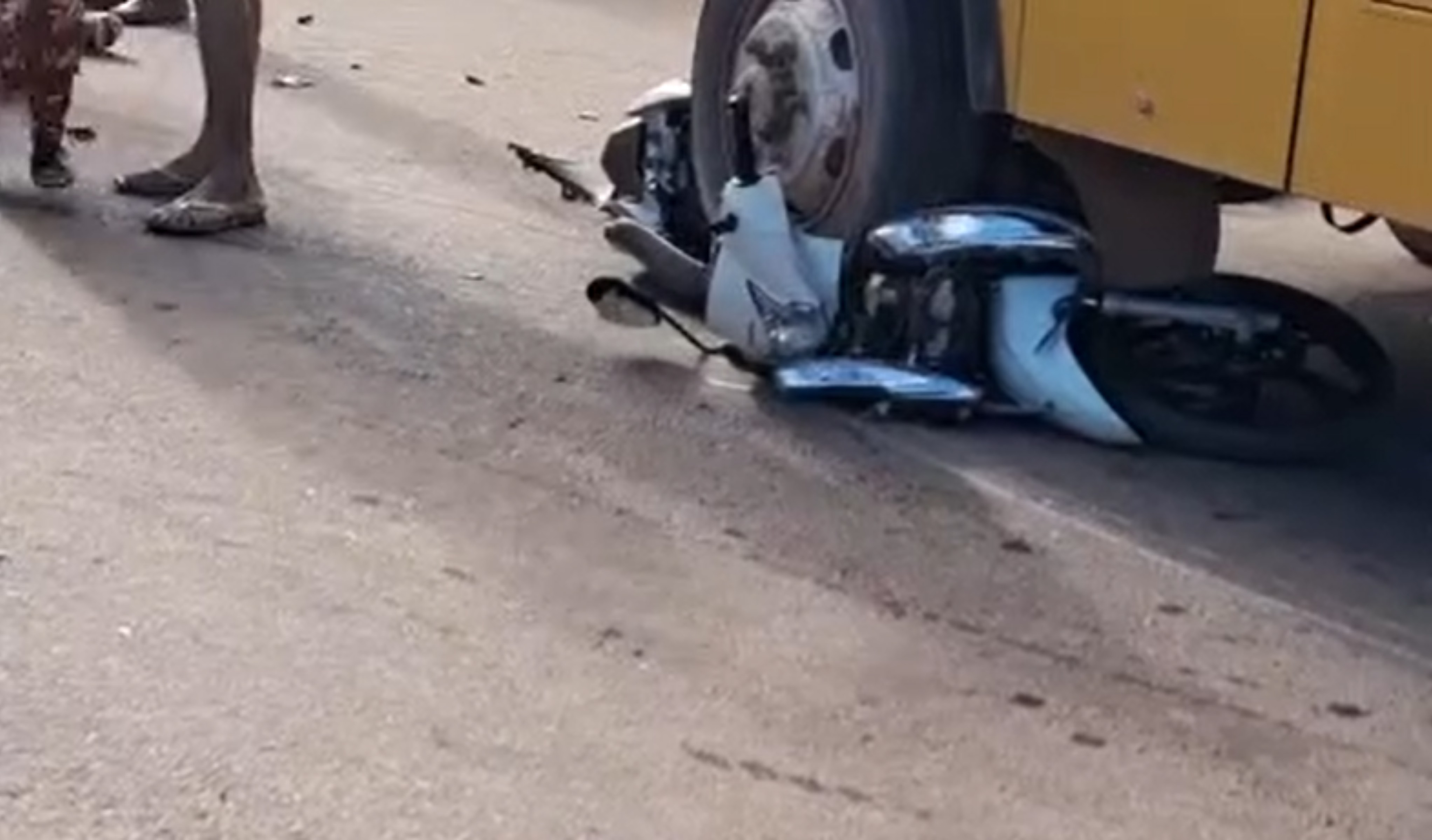 Mulher fica ferida após moto parar embaixo de ônibus escolar em acidente em Rorainópolis