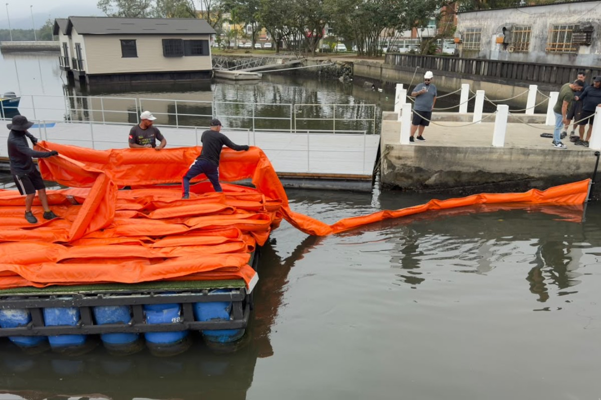 Cubatão instala 1,6 km de ecobarreiras após retirar 10 toneladas de lixo do Rio Casqueiro