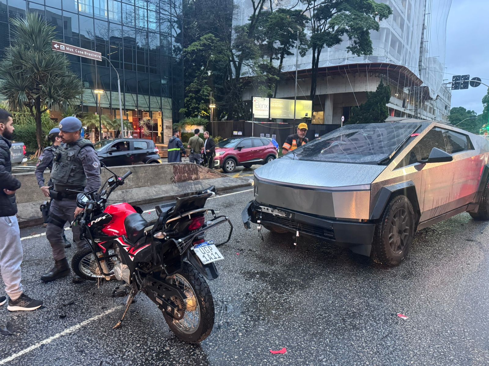 Carro de luxo 'futurista' bloqueia parte de túnel na Zona Sul de São Paulo após acidente