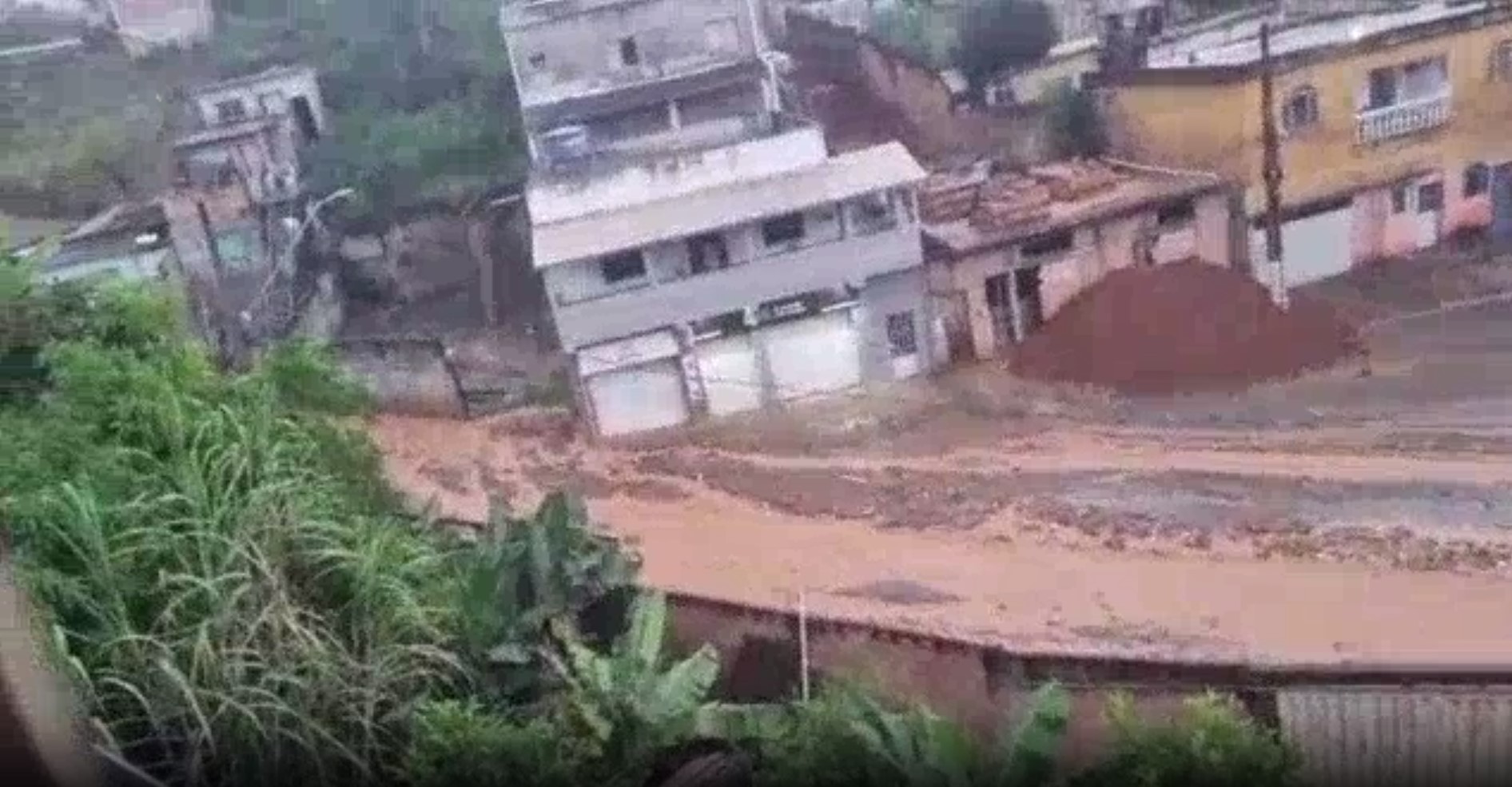 Chuva atípica causa transtornos e ventania em BH e Região Metropolitana
