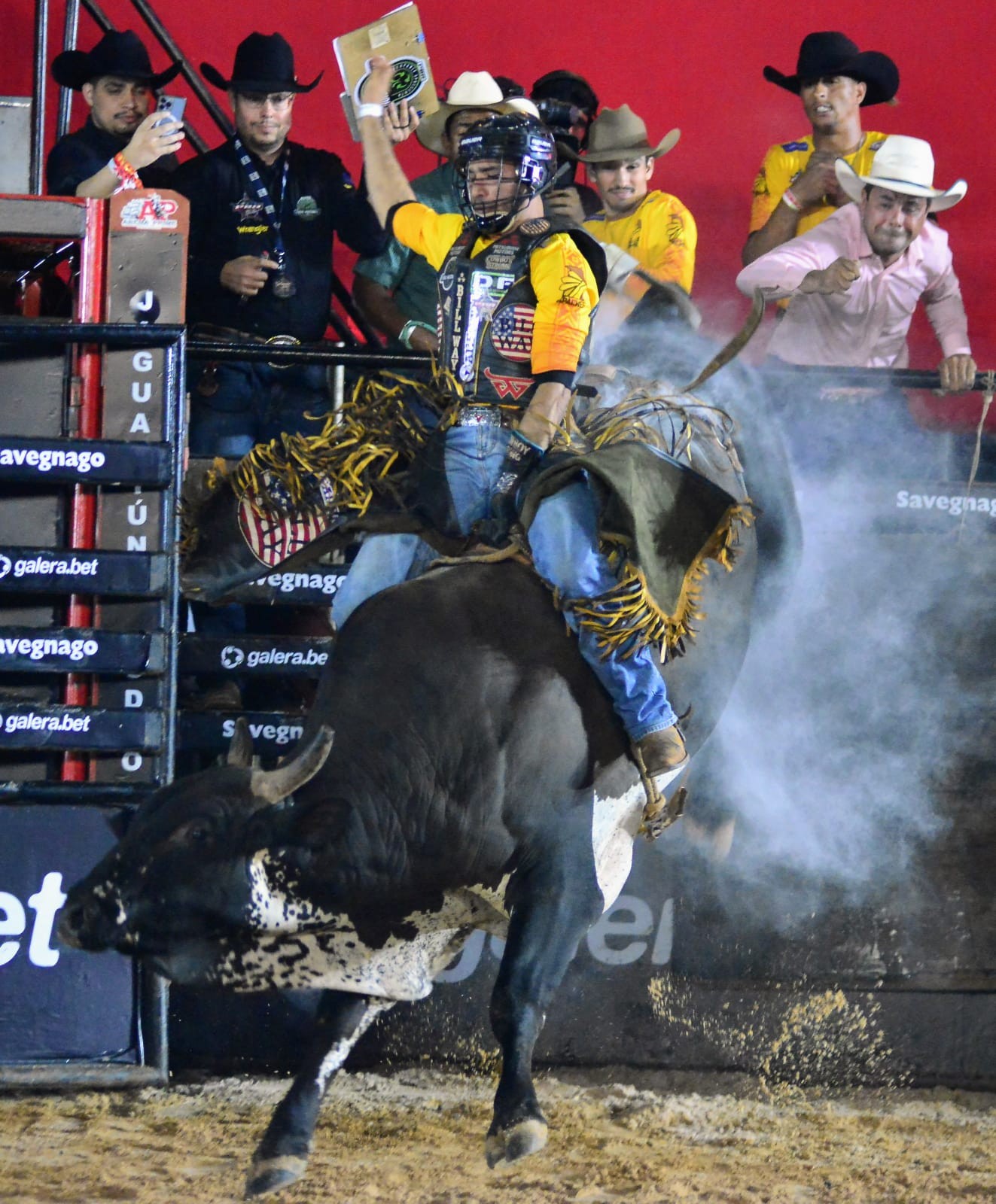 Time Cowboys é campeão da noite na montaria em touros em equipe do ...