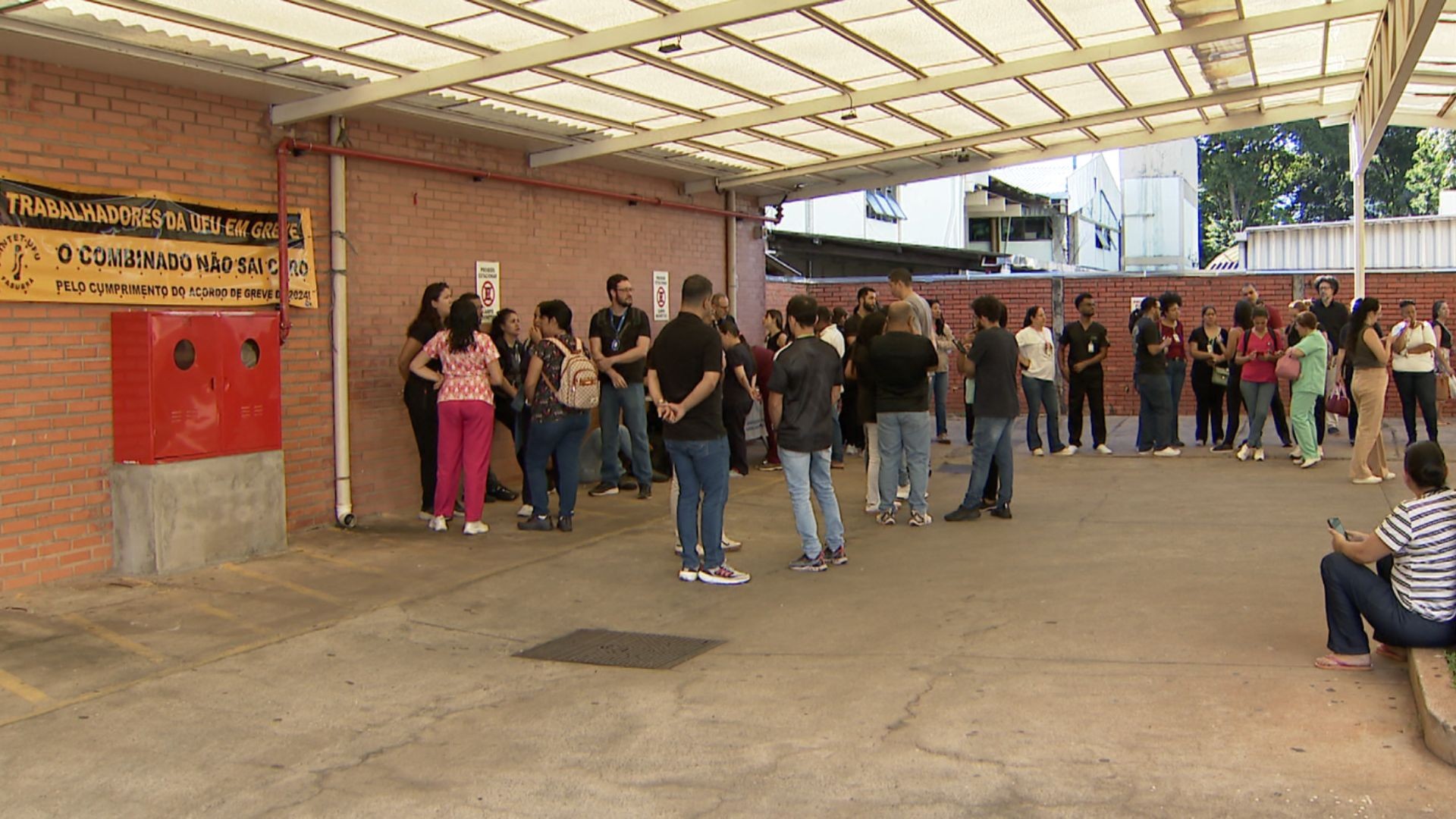 Trabalhadores do HC-UFU entram em greve por reajuste salarial
