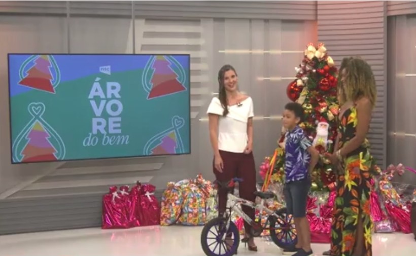 Menino de 8 anos doa a própria bicicleta e mobiliza brinquedos para crianças carentes no Natal