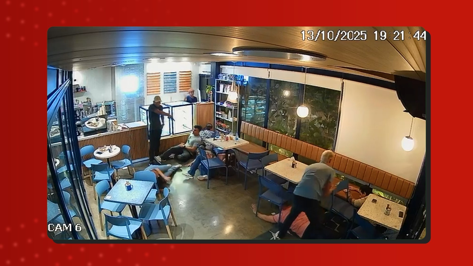 Dupla armada rende clientes e assalta cafeteria na Zona Centro-Oeste de Manaus; VÍDEO
