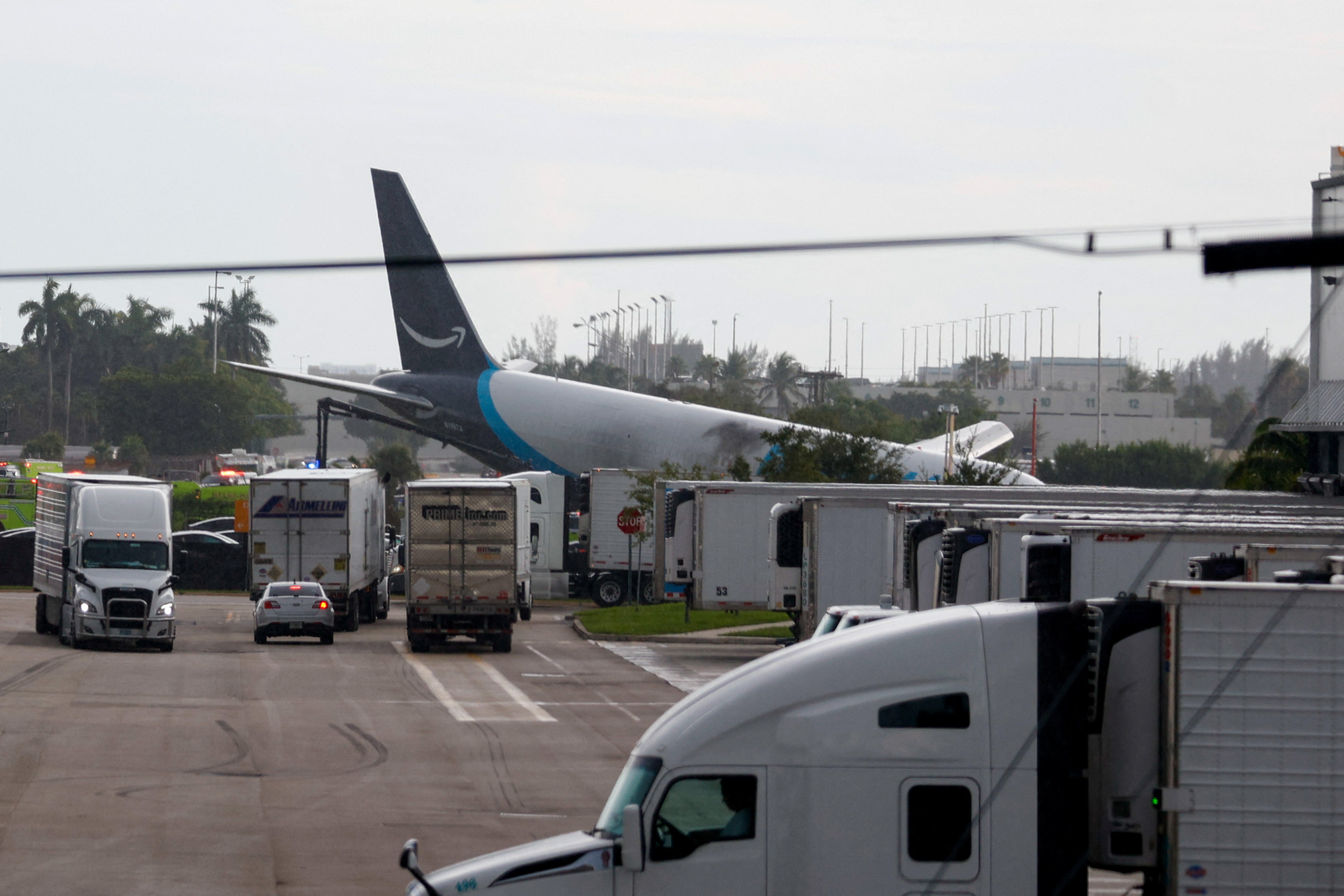 Avião cargueiro da Amazon sai da pista e atravessa estrada perto de aeroporto em Miami