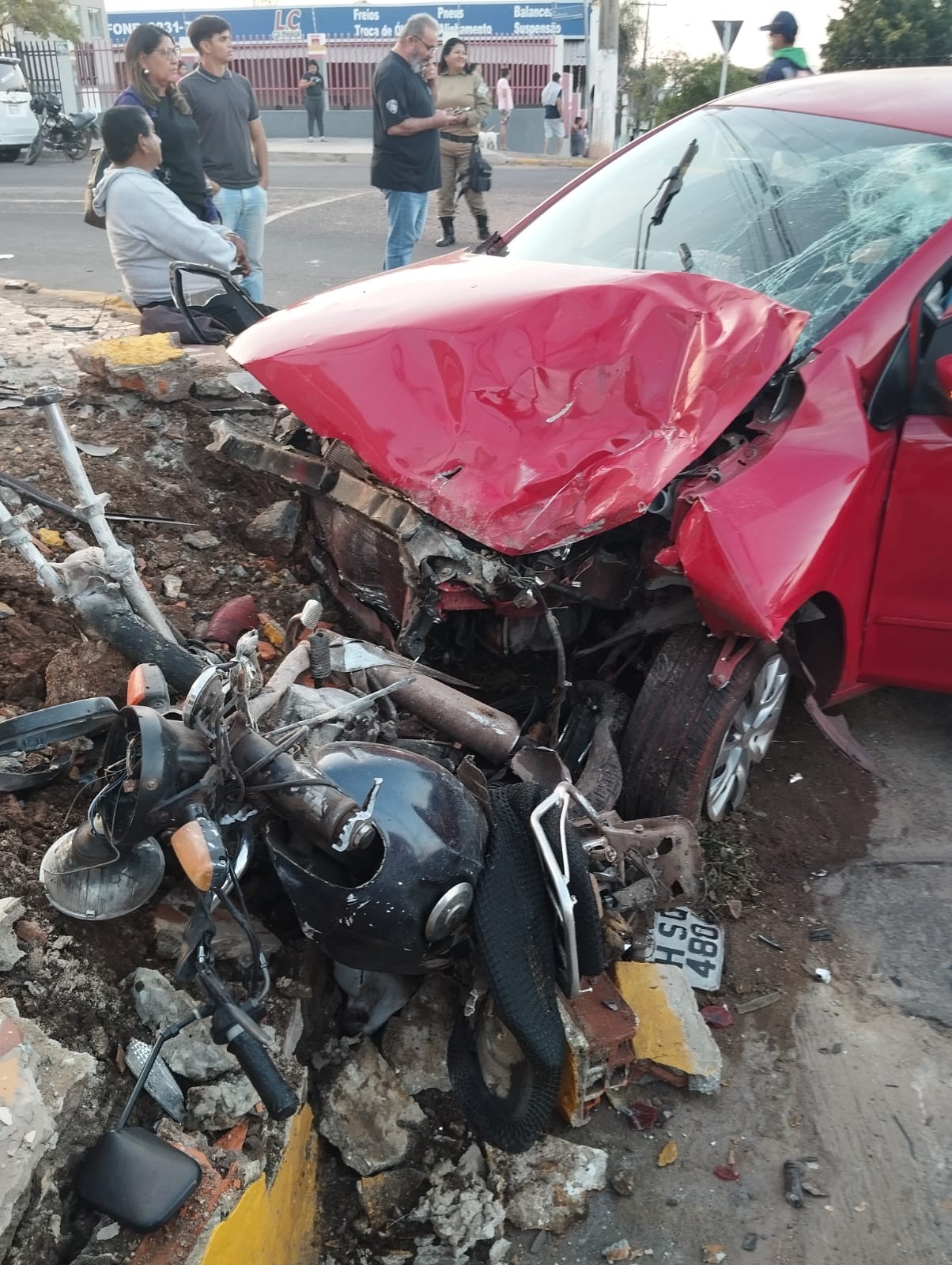 Jovem de 20 anos morre em colisão entre carro e moto e outro fica ferido em Corumbá