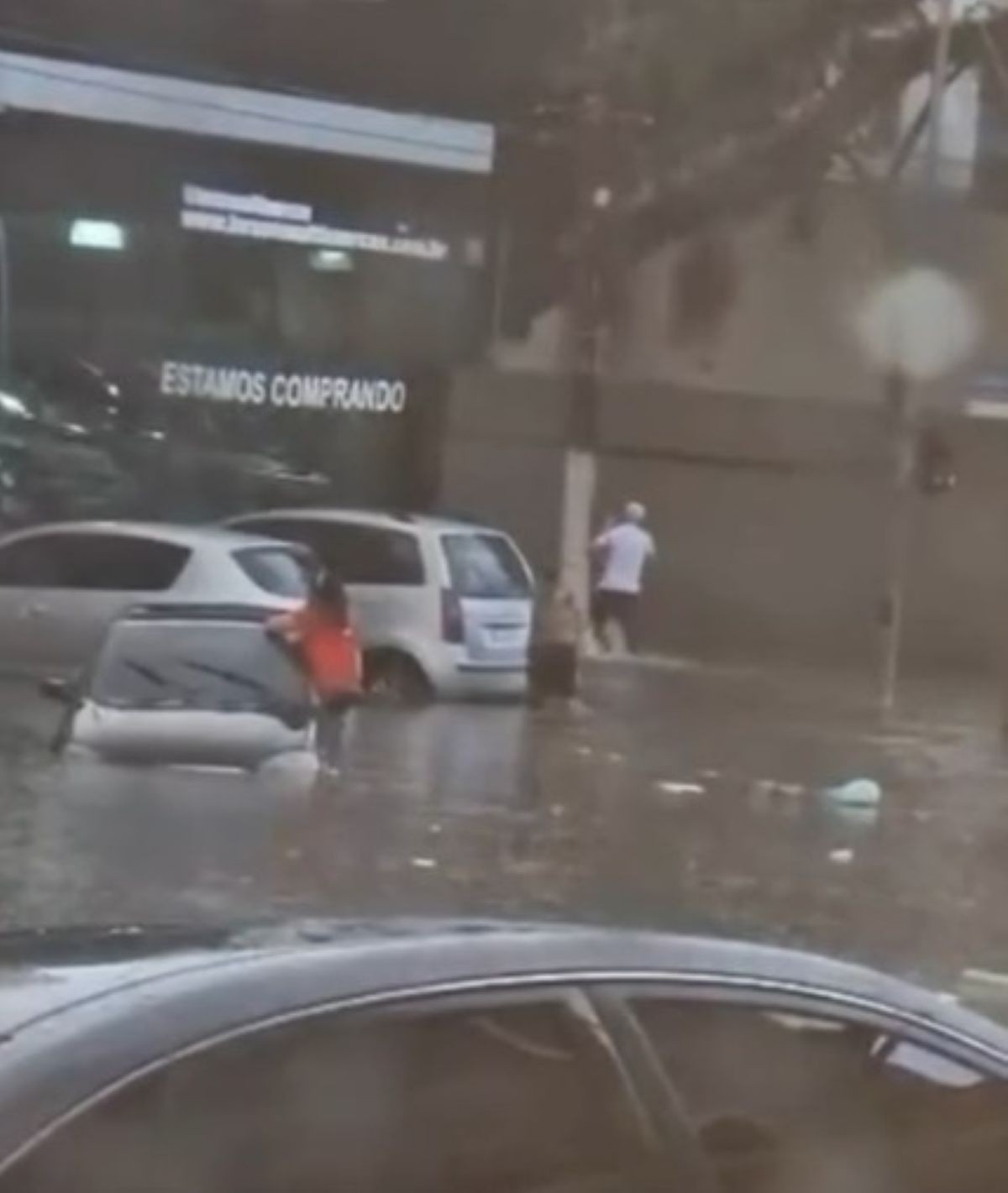 VÍDEO: chuva alaga rua Zona Norte de SP, e mulher tem de sair pela janela do carro