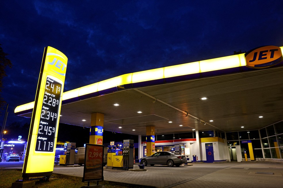 O governo alemão anunciou cortes nos impostos sobre gasolina e diesel para aliviar o impacto da alta dos combustíveis sobre consumidores e empresas. — Foto: Reuters