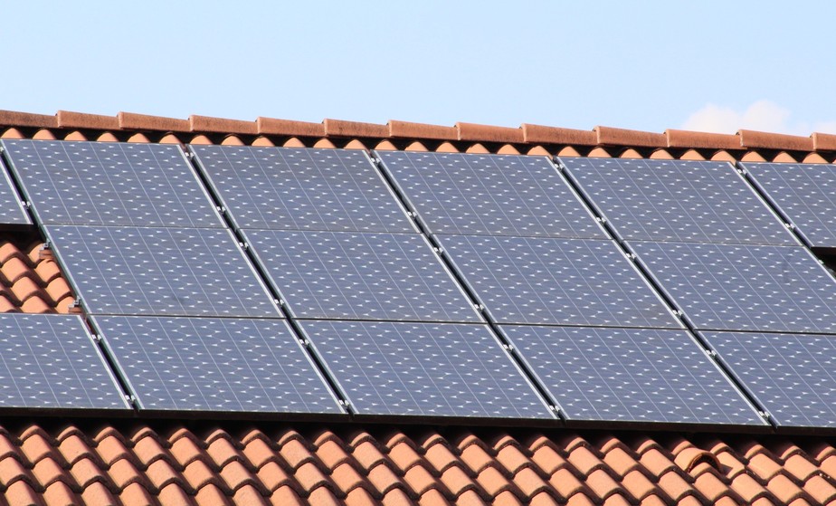Como instalar painel solar em diferentes telhados?