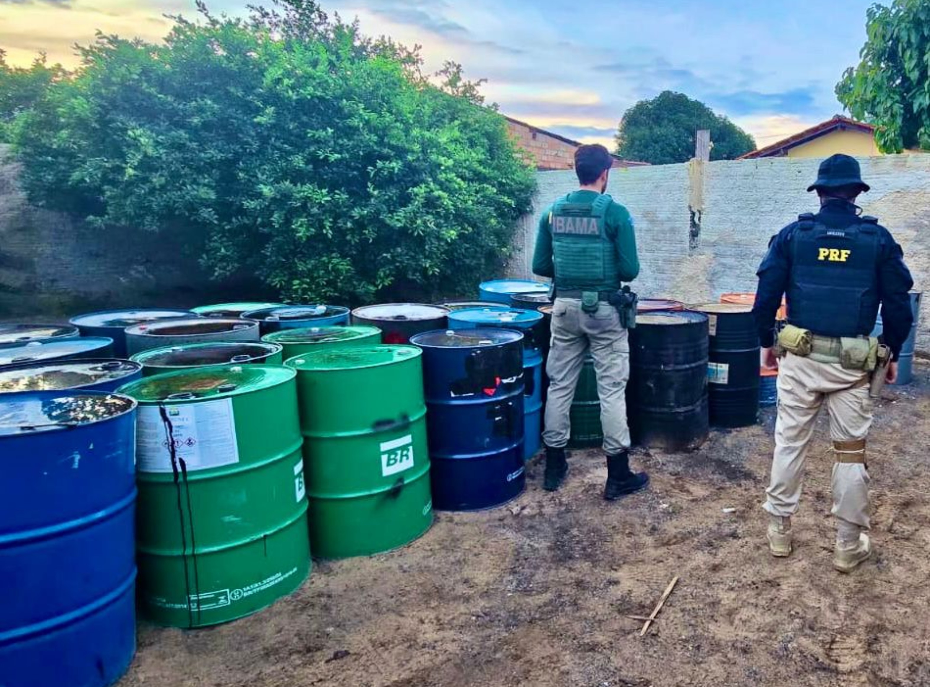 PRF e Ibama fecham depósito clandestino de combustível para garimpo em Boa Vista