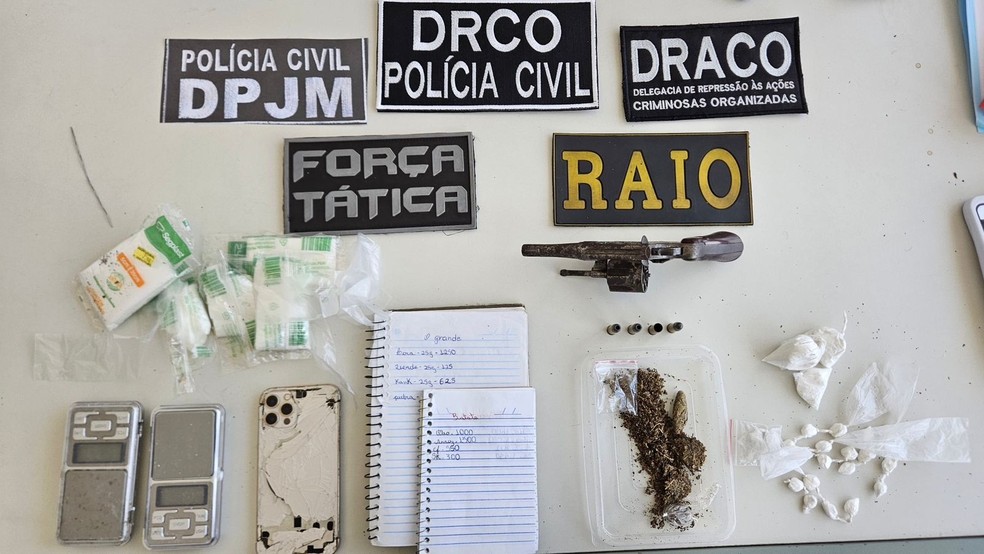 Polícia apreendeu arma, munição e drogas durante prisão de chefe de facção criminosa. — Foto: SSPDS/ Divulgação