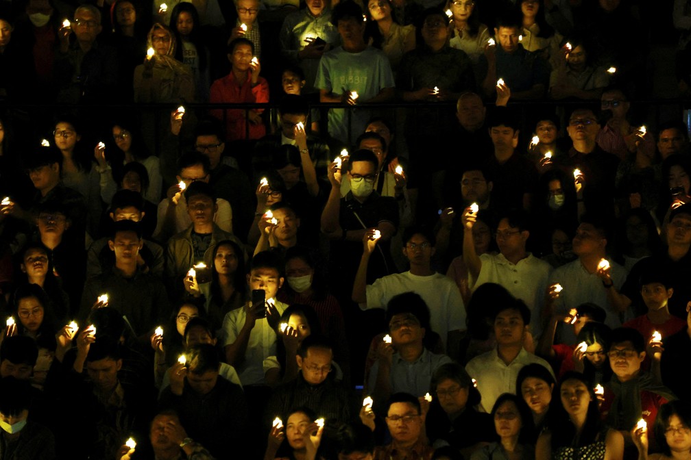 Fiéis seguram velas elétricas durante uma missa de Natal na Indonesia Arena, em Jacarta, na Indonésia. — Foto: REUTERS/Ajeng Dinar Ulfiana