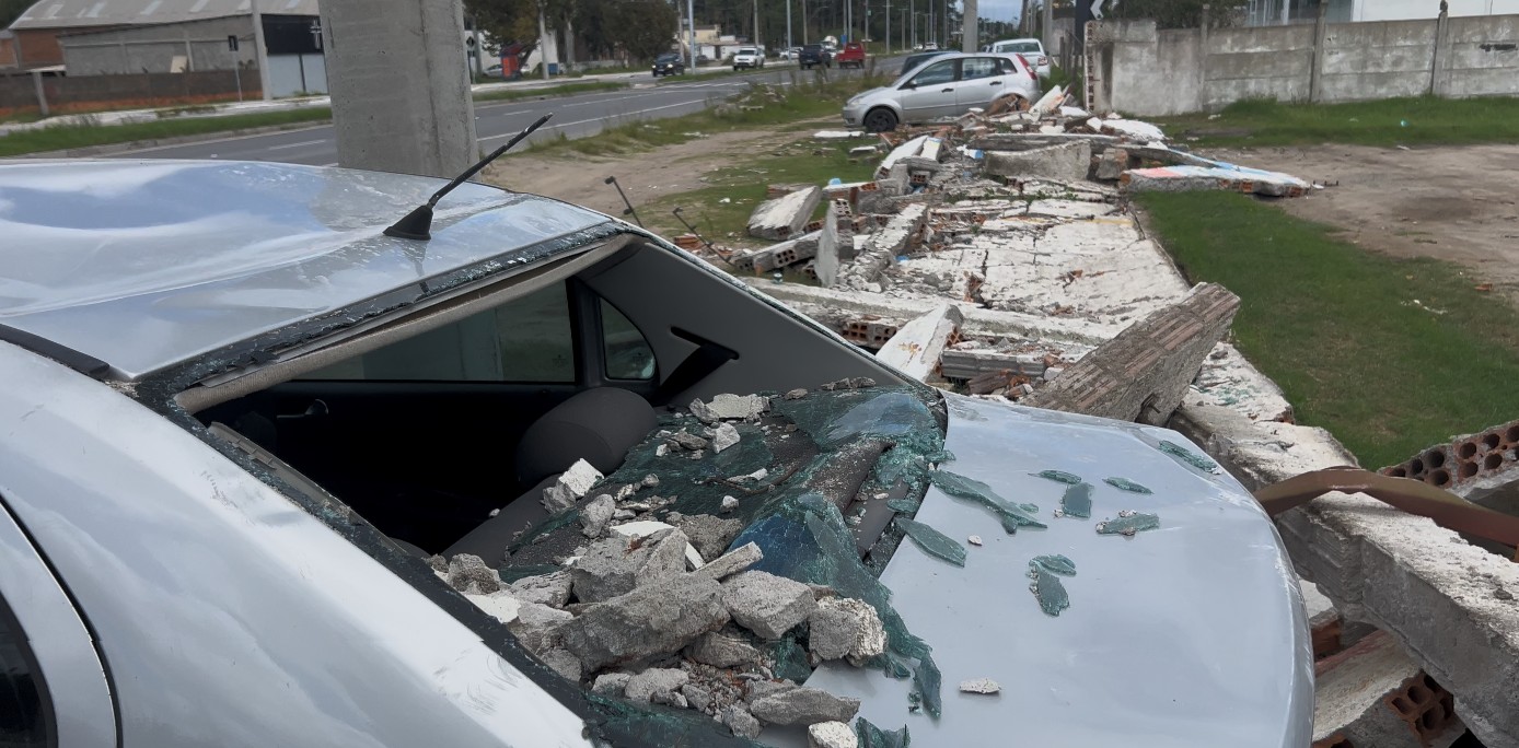Muro de empresa desaba e atinge sete carros em Rio Grande