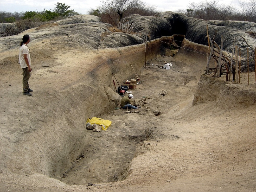 Tanque natural de Itapipoca já seco, no período de estiagem, e em processo de escavação — Foto: Museu de Pré-História de Itapipoca