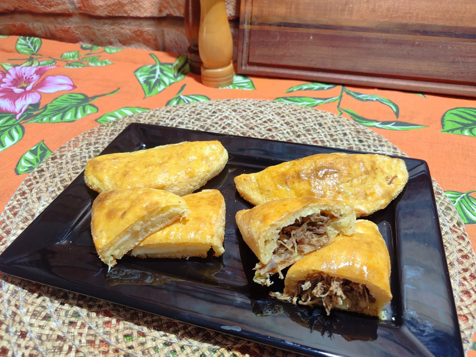 Aprenda a fazer pastel de macaxeira com carne de sol