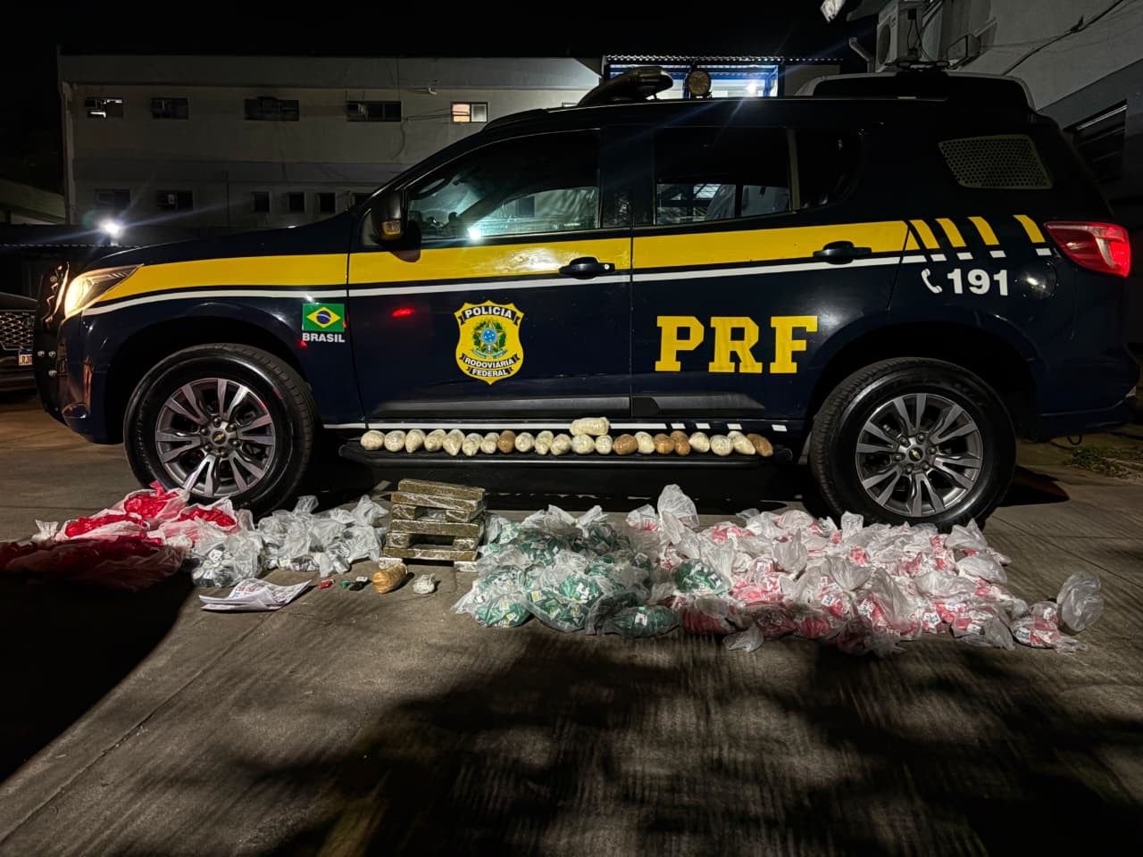 Dois homens são presos com mais de 30 kg de drogas na Via Dutra, em Volta Redonda