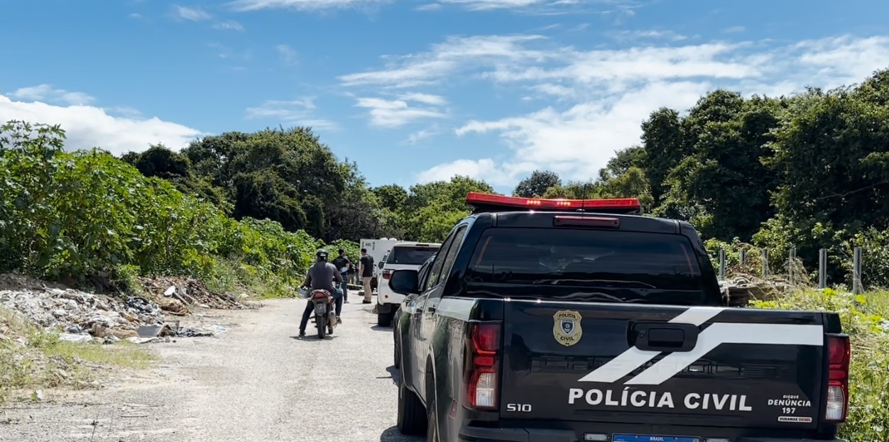 Corpo com marcas de tiros e facadas é encontrado em área isolada de comunidade em João Pessoa