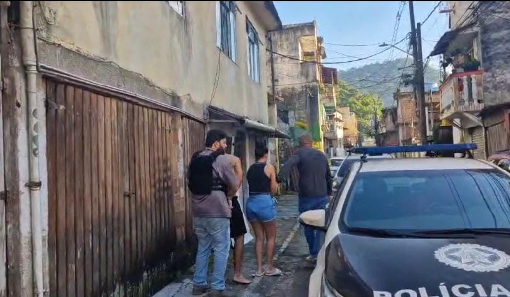 Irmãos são presos em operação da Polícia Civil por suspeita de envolvimento com o tráfico em Angra dos Reis