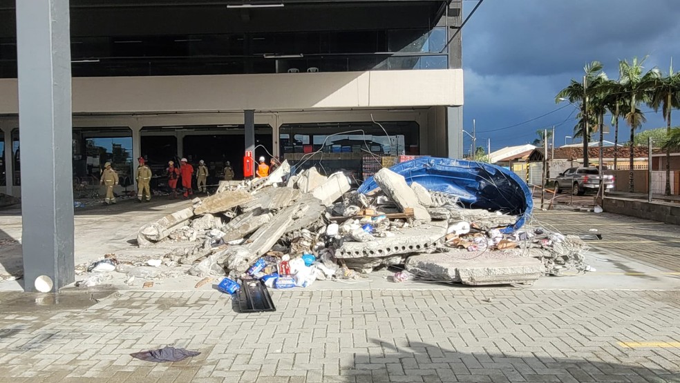 Equipes trabalham na retirada dos escombros no supermercado, em Pontal do Paraná — Foto: Vanessa Rumor/RPC