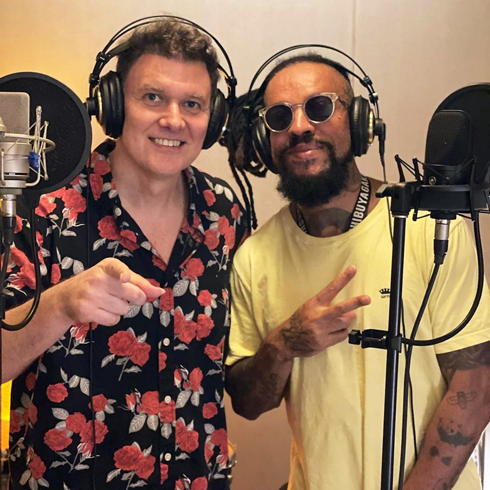 João Suplicy (à esquerda) canta com Rael um reggae de Bob Marley (1945 – 1981) em clima de bossa nova — Foto: Divulgação