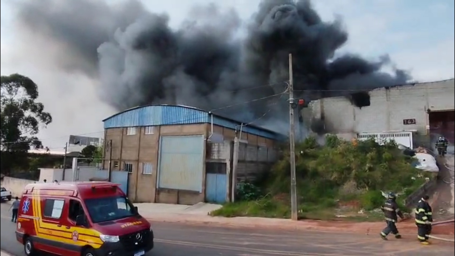 VÍDEO: Incêndio atinge depósito de reciclagem e mobiliza bombeiros em Bragança Paulista, SP