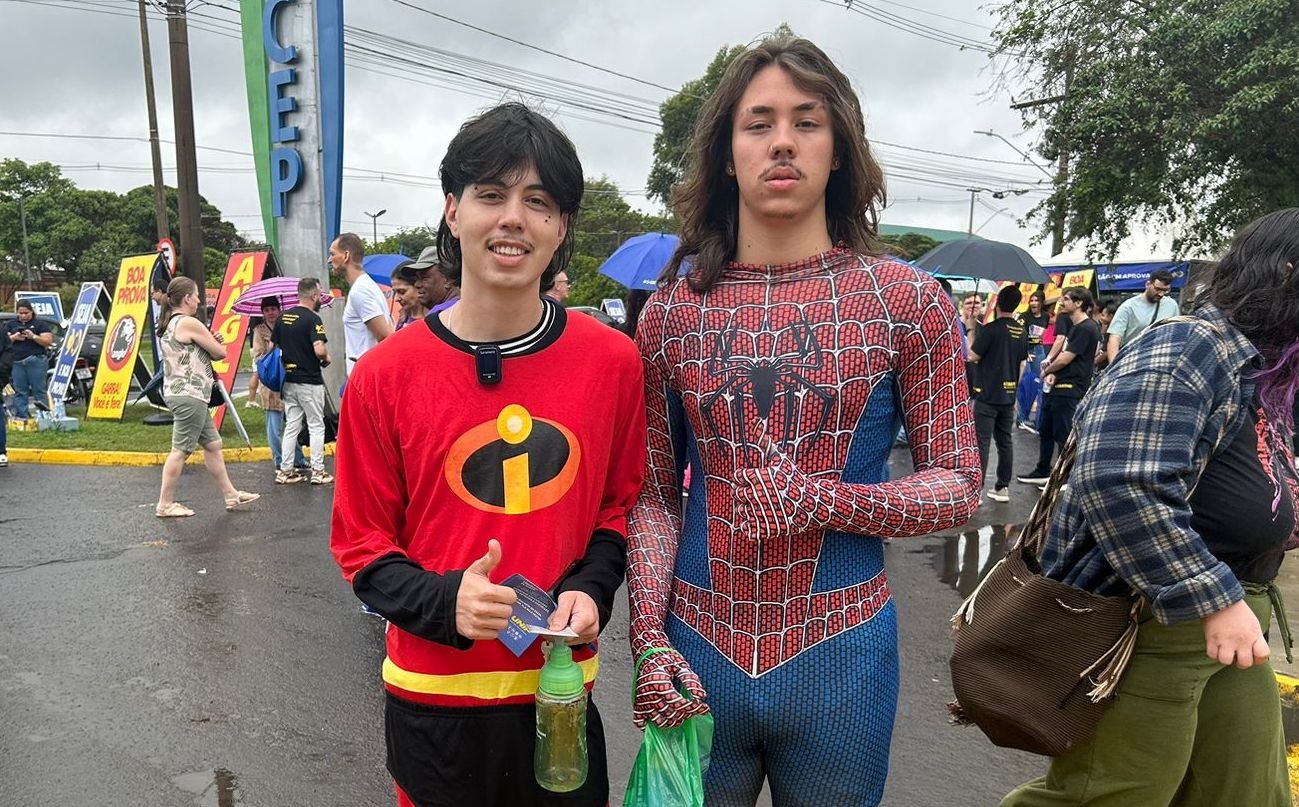 Enem: estudantes fazem prova fantasiados de super-heróis para deixar clima mais descontraído