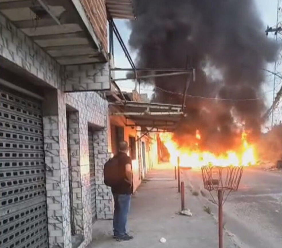 Criminosos atearam fogo em barricadas em Senador Camará — Foto: Reprodução / TV Globo