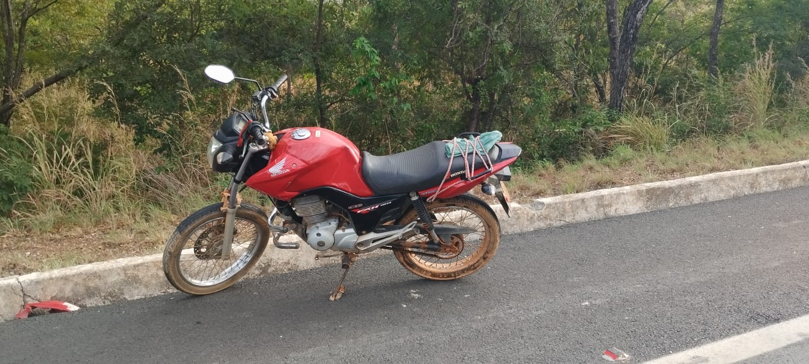 Motociclista inabilitado fica gravemente ferido ao bater na traseira de caminhão na BR-135