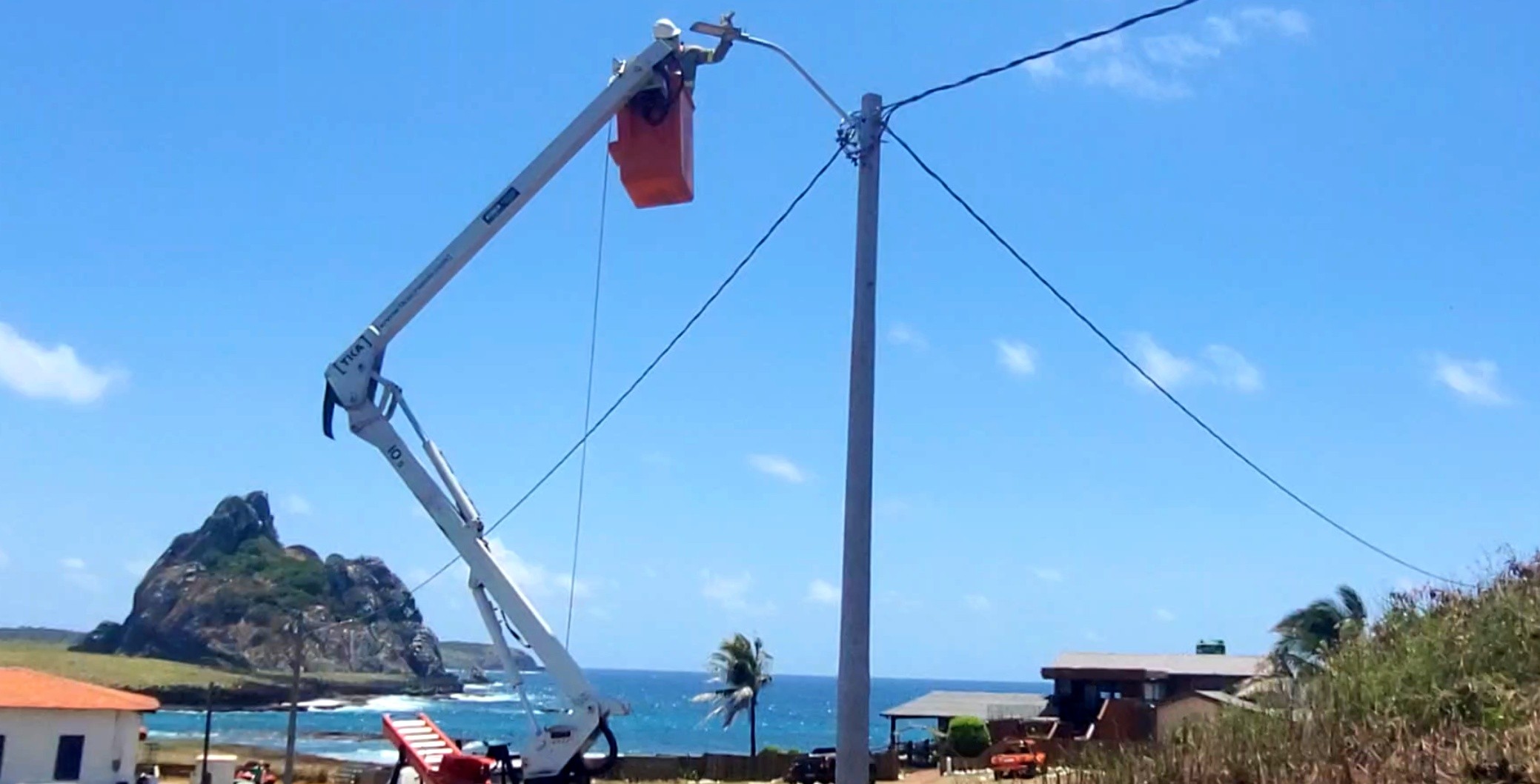 Fernando de Noronha troca iluminação antiga por lâmpadas de LED