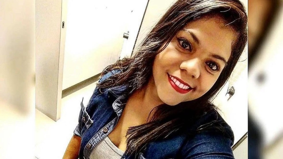 Thais Bonatti estava indo para o trabalho de bicicleta, quando foi atingida pelo carro na contramão. — Foto: Reprodução