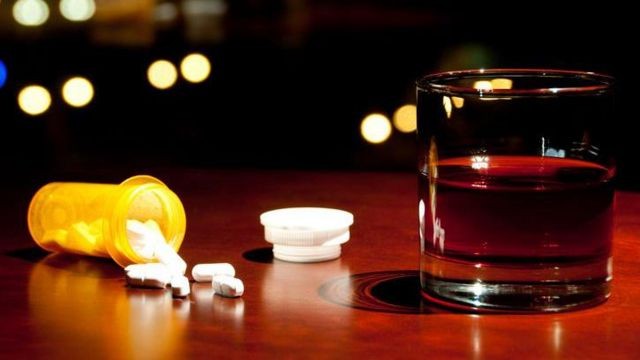 Os perigos de se misturar bebidas alcoólicas e medicamentos
