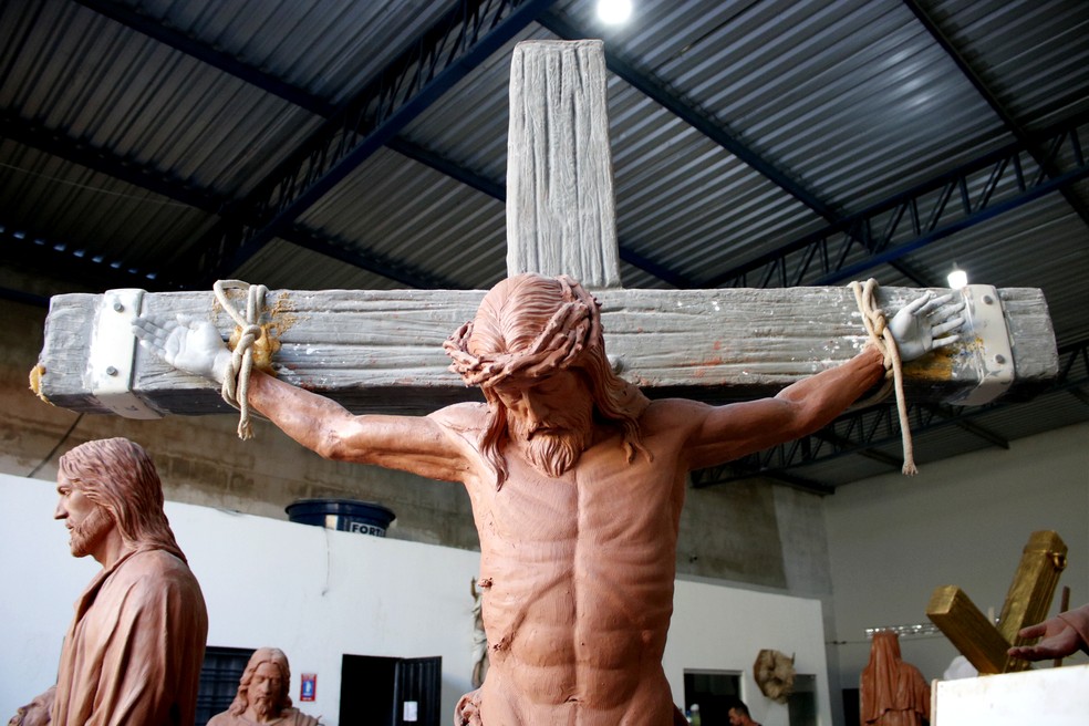 Representação de Cristo crucificado que faz parte da série de esculturas que compõe a Via Sacra — Foto: Levi Varjão/ g1 Petrolina