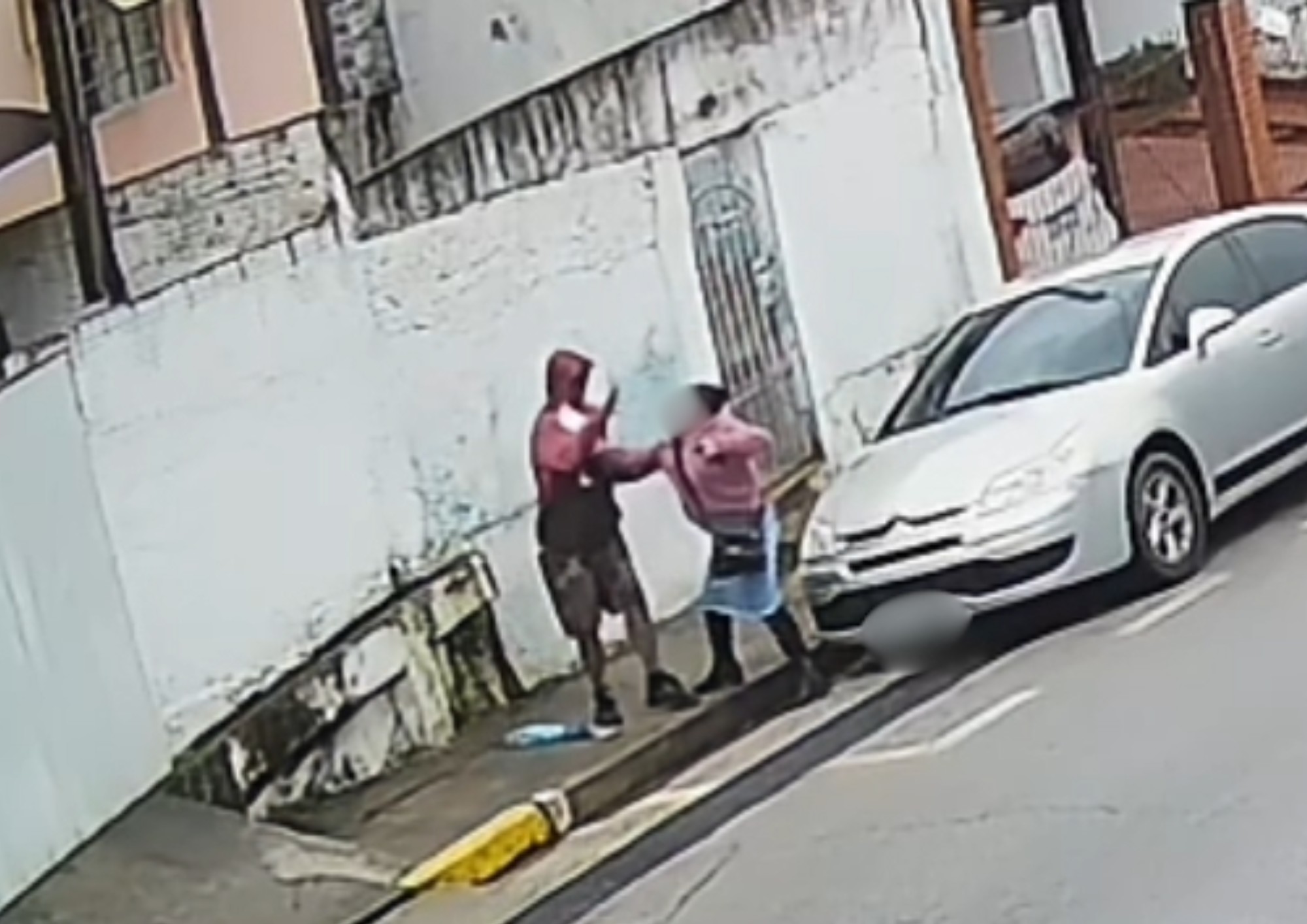 VÍDEO: mulher briga com assaltante para tentar evitar roubo no interior de SP