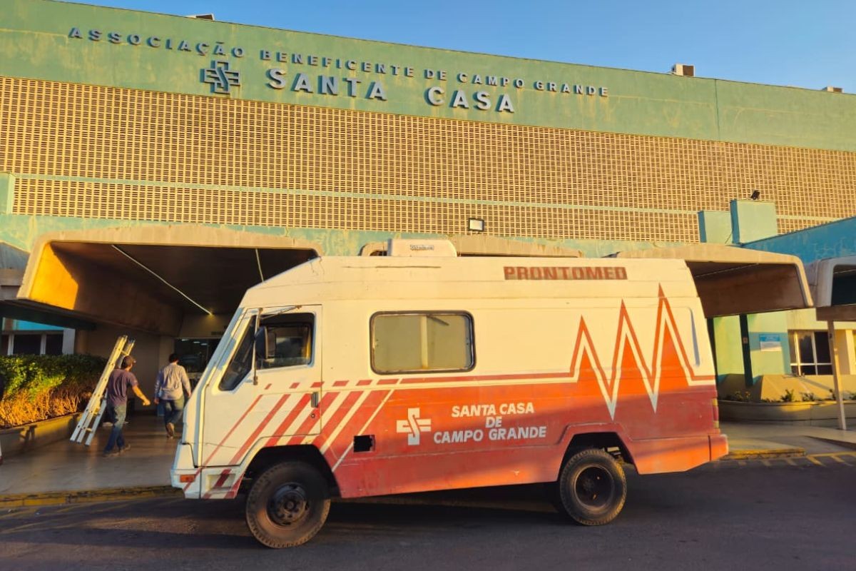 Maior hospital de Campo Grande usa ambulância do século passado para atender demandas internas