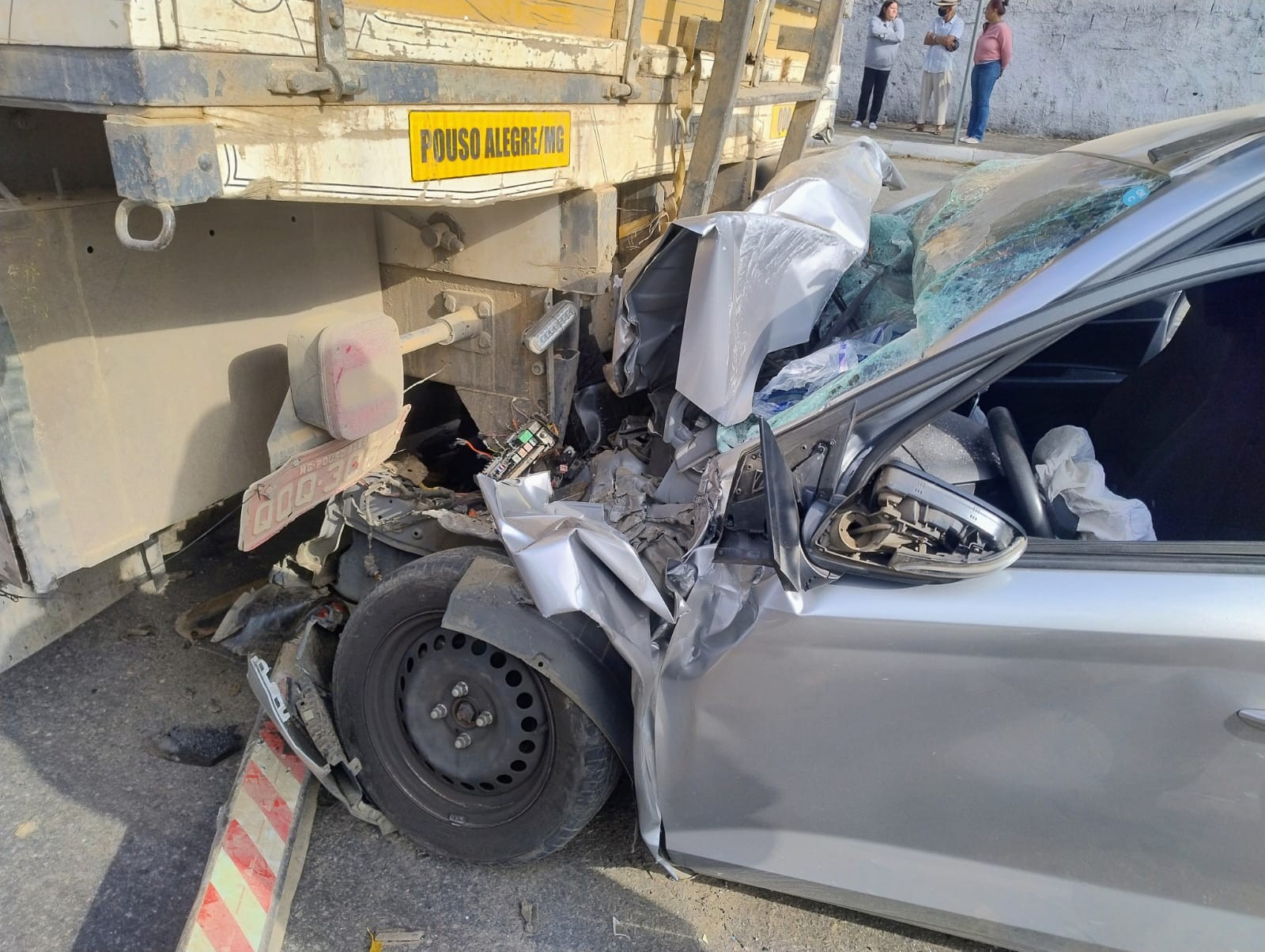 Colisão entre carro e caminhão deixa ao menos um ferido em Suzano