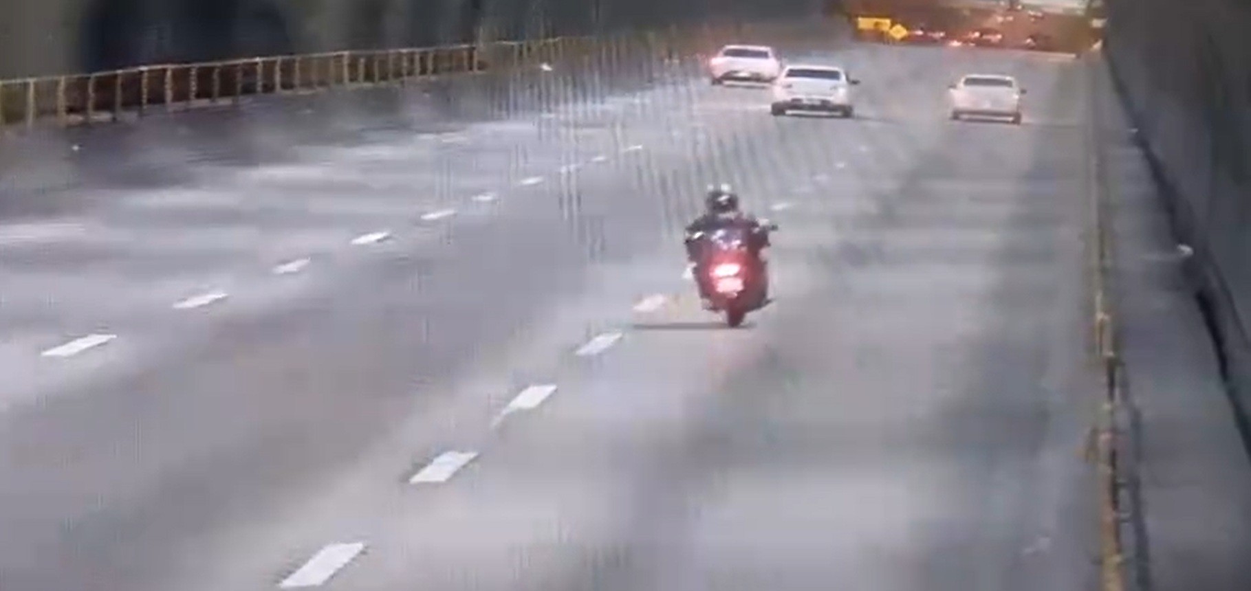 VIDEO: motoboy que teria dormido na direção morre após bater na mureta de túnel em Florianópolis