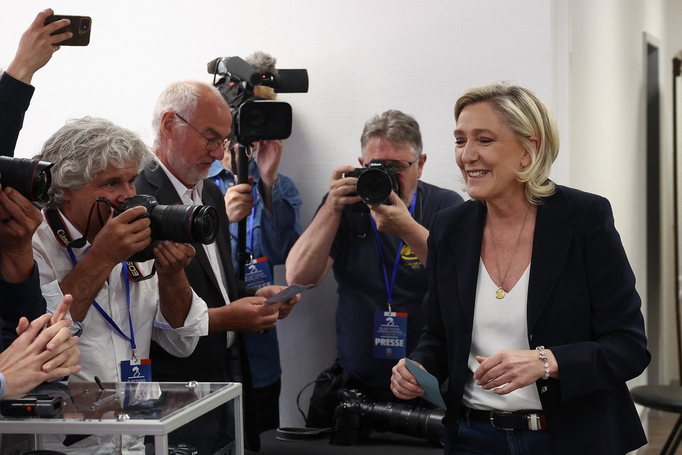 A líder do RN, partido da extrema direita, Marine Le Pen, vota em Hénin-Beaumont, no norte da França, em 30 de junho de 2024. — Foto: Yves Herman/ Reuters