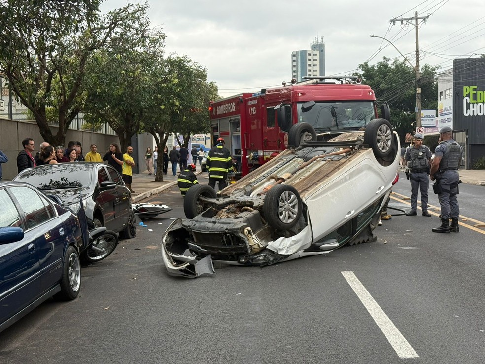 1 de 3
Motorista perde o controle do carro, atinge ve&iacute;culos estacionados e capota em Bauru &mdash; Foto: Gabriel Pelosi/TV TEM
