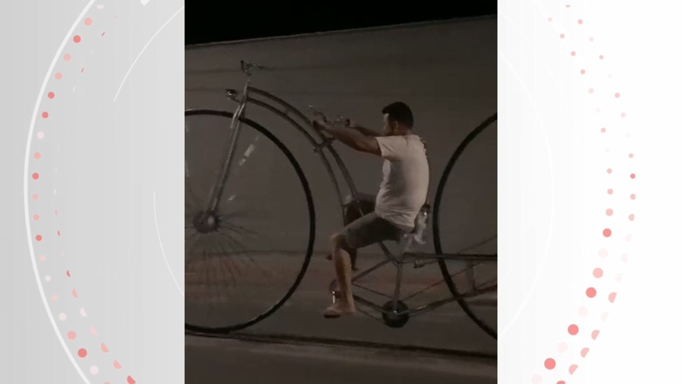 Ideia da bicicleta gigante surgiu do pedido de um amigo para o torneiro mecânico de Vila Velha, no Espírito Santo — Foto: Silas da Silva Brum