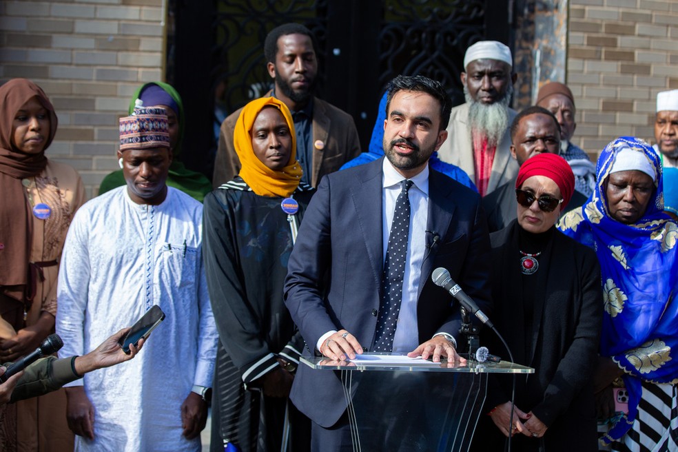 Zohran Mamdani discursa ao lado de lideranças muçulmanas em centro islâmico no Bronx, em Nova York — Foto: Ted Shaffrey/ AP