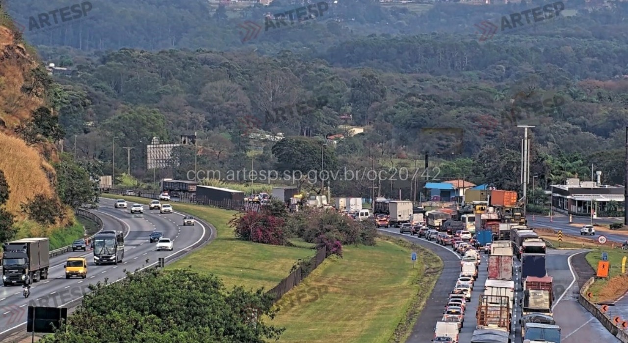 Batida entre dois carros e carreta deixa ferido e causa interdição na SP-280 em Itu