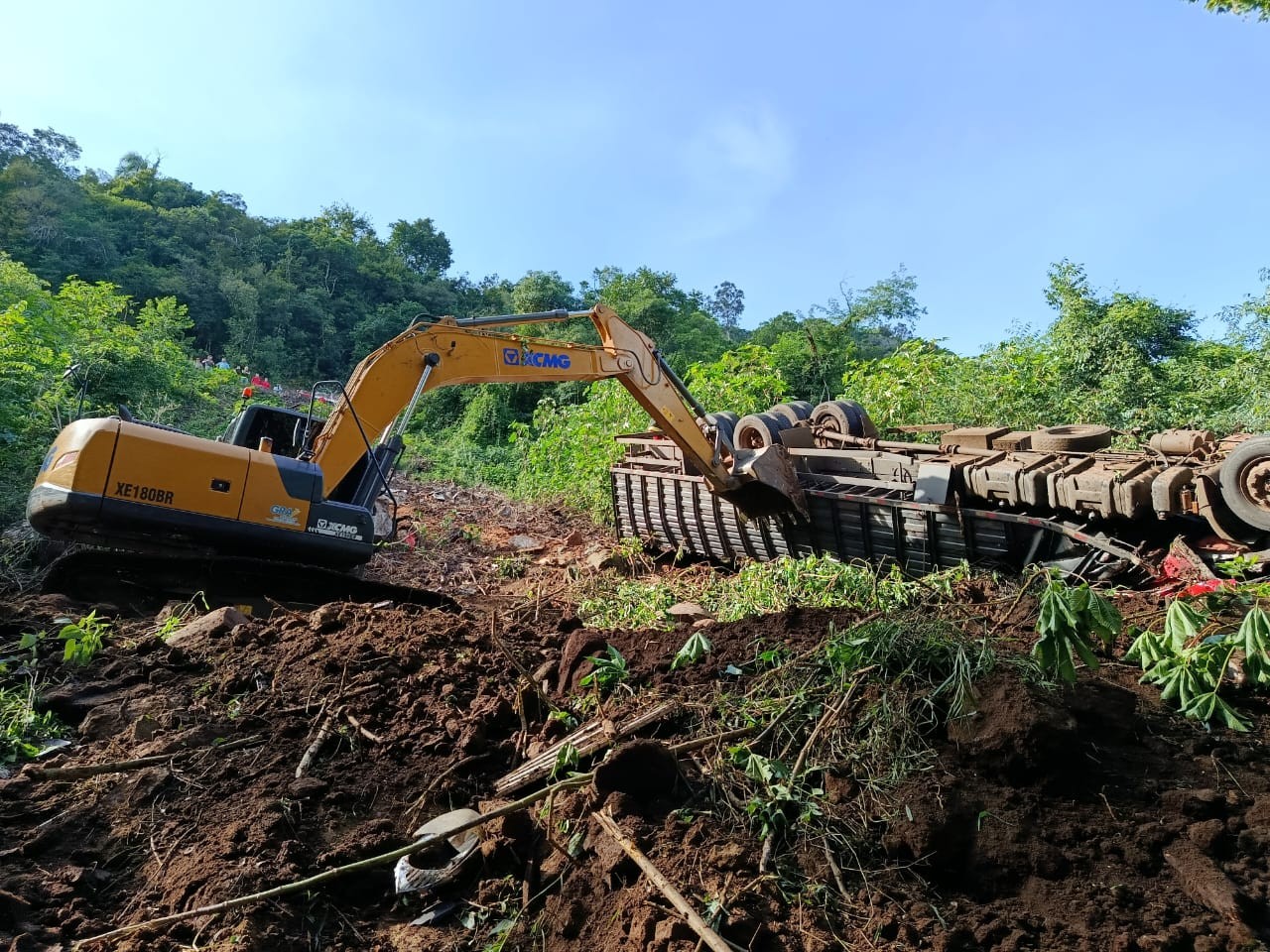 Caminhoneiro morre após queda de veículo com carga animal em barranco no RS; 18 bois também morreram