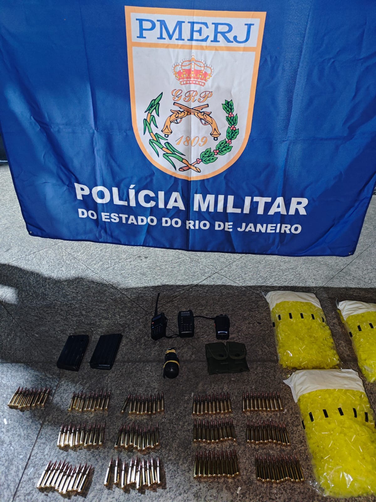Trocas de tiros entre policiais e suspeitos termina com granada apreendida em Resende