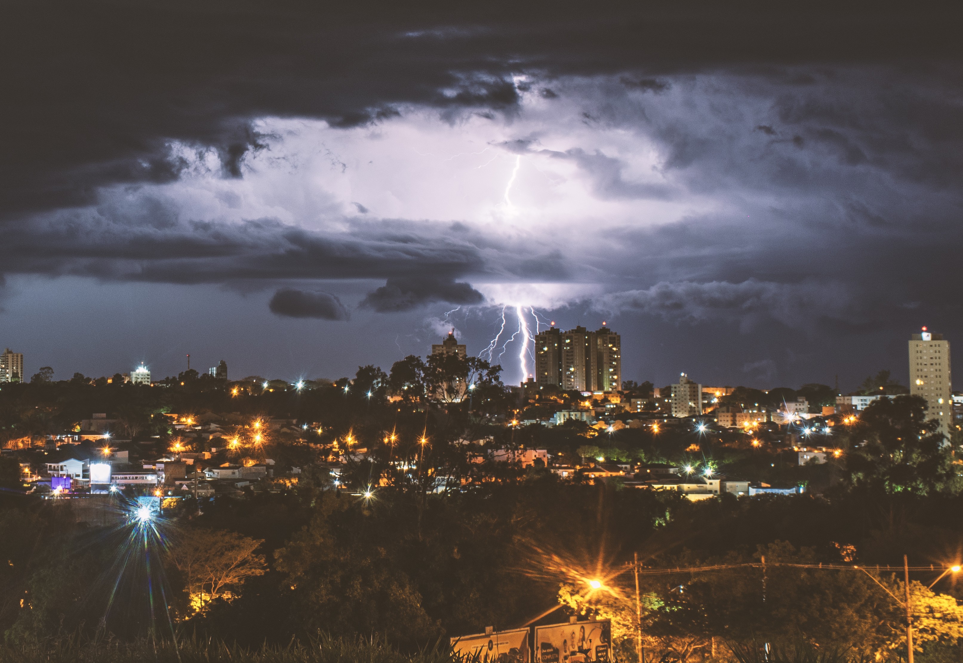 'Caçador de Raios': fotógrafo registra beleza escondida em descargas elétricas intensas e tempestades no interior de SP; veja fotos