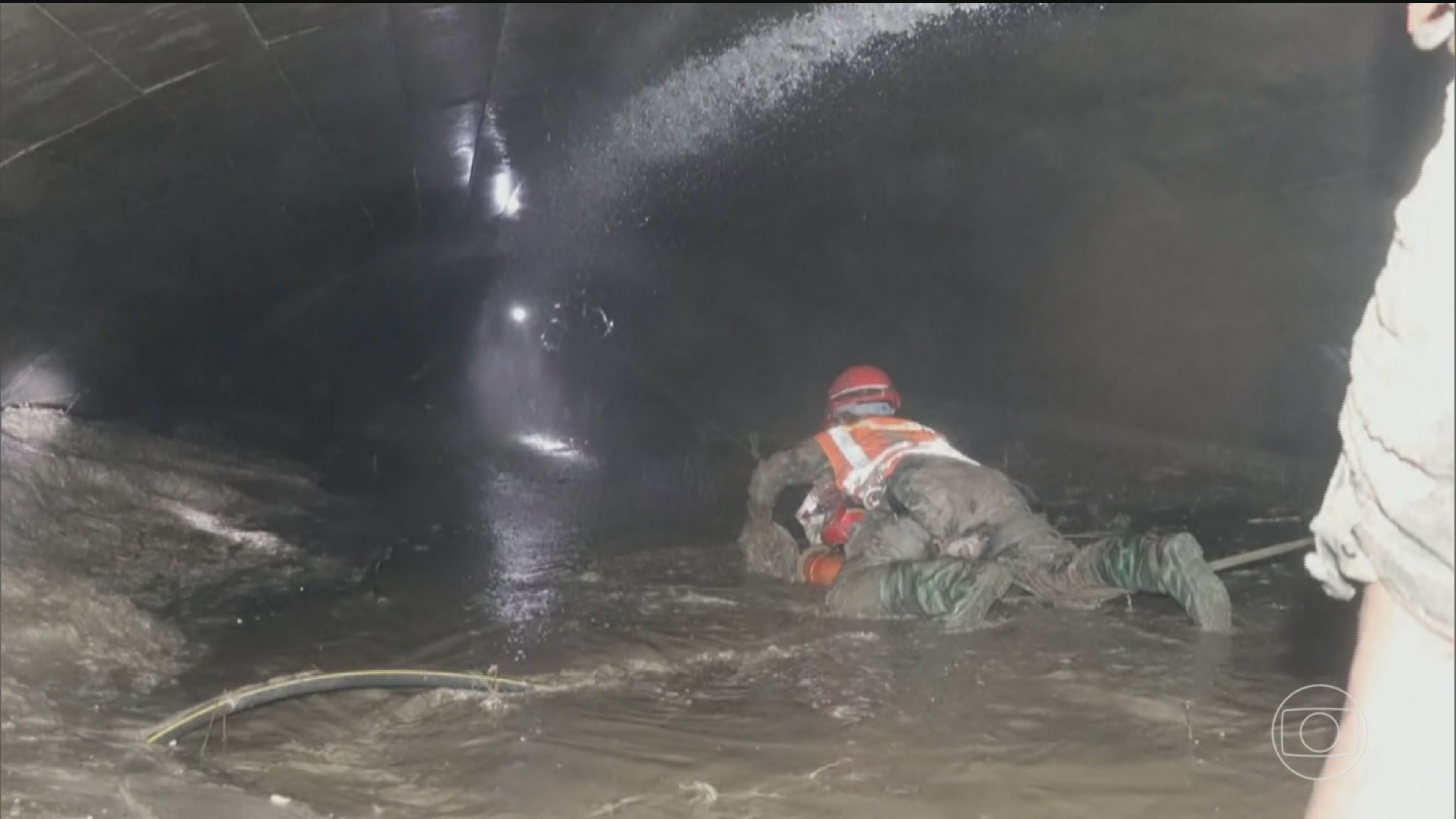 No Nepal, dois homens são resgatados após ficarem presos durante 9 dias em um túnel